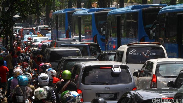 Ruas Jalan Menuju Ragunan Macet Total