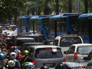 Ruas Jalan Menuju Ragunan Macet Total