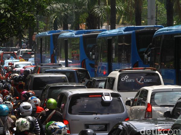 Ruas Jalan Menuju Ragunan Macet Total