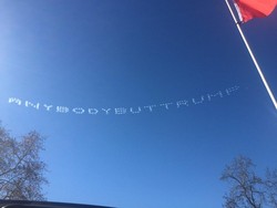Sindir Donald Trump, Skywriters AS: Amerika Hebat! Trump Itu Menjijikkan