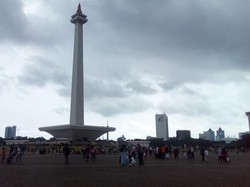 Pengunjung Membludak, Tugu Monas Ditutup