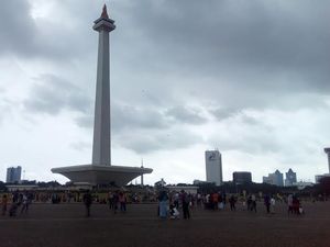 Pengunjung Membludak, Tugu Monas Ditutup Pengunjung Membludak, Tugu Monas Ditutup