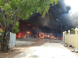 5 Mobil Hangus, Begini Dampak Kebakaran Besar di Cengkareng