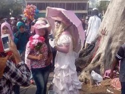 Serunya, Liburan di Kota Tua Foto Bareng Noni Belanda dan Hantu