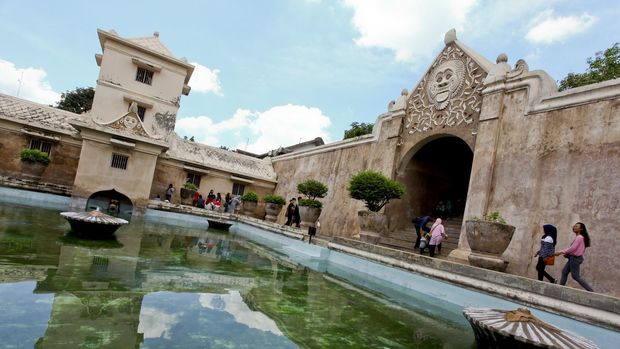 Visitors enjoy a visit to Taman Sari Water Palace, DI Yogyakarta, Saturday (2/1), During the 2016 New Year long holiday, visitors to historical and architectural parks increased almost four times compared to normal days from an average of 1,000 guests to 4,000 guests.  in one day.  BETWEEN PHOTOS/Andreas Fitri Atmoko/pd/16.
