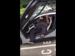 Pria Bertubuh Gemuk Ini Susah Payah Keluar Dari BMW i8