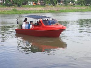 Kenalkan Pentingnya Sungai, Wali Kota Kediri Ajak Warga Naik Perahu