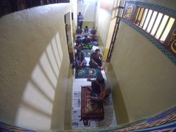 Saat Kapolres Meranti Pimpin Salat Berjamaah Napi di Ruang Tahanan