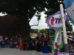 Puluhan Ribu Pengunjung Padati TMII di Libur Tahun Baru Puluhan Ribu Pengunjung Padati TMII di Libur Tahun Baru