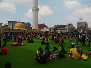 Tak Resah Kasus Bom Molotov, Warga Tetap Padati Alun-alun Bandung