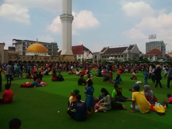 Tak Resah Kasus Bom Molotov, Warga Tetap Padati Alun-alun Bandung