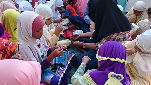 Kecerian Anak-anak Kampung Pemulung Jurang Mangu