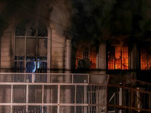 Serang Kedutaan, Massa di Teheran Panjat Atap Hingga Turunkan Bendera Saudi