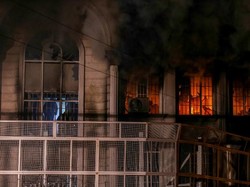 Serang Kedutaan, Massa di Teheran Panjat Atap Hingga Turunkan Bendera Saudi