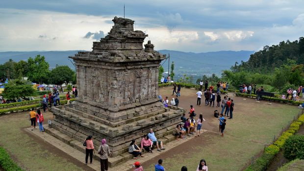 Wisatawan mengunjungi Candi Gedong Songo, di Bandungan, Kabupaten Semarang, Jateng, Sabtu (2/1). Candi Gedong Songo menjadi salah satu tujuan wisata di Kabupaten Semarang yang banyak dikunjungi wisatawan saat liburan. ANTARA FOTO/R. Rekotomo/aww/16.