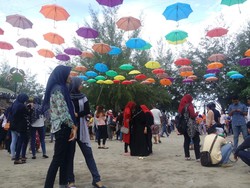 Hari Terakhir Liburan, Ribuan Wisatawan Penuhi Pantai Bali Lestari