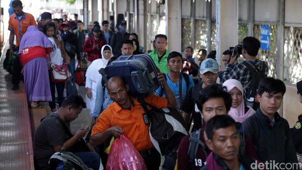 Arus Balik di Stasiun Pasar Senen