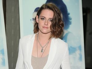 Tampil Necis Serba Putih ala Kristen Stewart