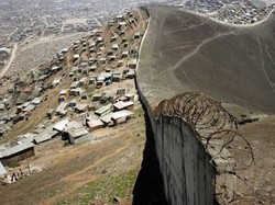 Miris! Tembok Pemisah Si Kaya & Si Miskin di Peru