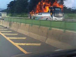 Bus Budiman Terbakar Hebat di Tol Purbaleunyi, Penumpang Berhamburan Keluar