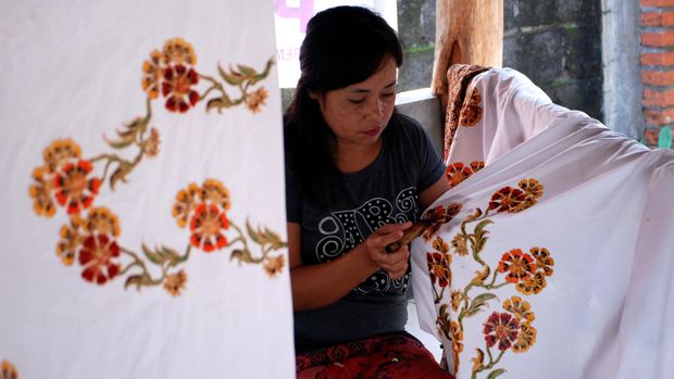 Perajin memproduksi batik tulis di salah satu rumah produksi batik di Ungaran, Kabupaten Semarang, Jawa Tengah, Senin (4/1). Menurut data Kementerian Perindustrian, jumlah unit usaha batik selama lima tahun sejak 2011 hingga 2015 tumbuh 14,7 persen dari 41.623 unit menjadi 47.755 unit dan pertumbuhan ekspor tumbuh dari Rp43,96 triliun pada  2011 menjadi Rp50,44 triliun pada 2015. ANTARA FOTO/Aditya Pradana Putra/nz/15.