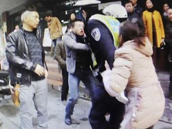 Mobil Diderek Karena Parkir Sembarangan, Keluarga Ini Serang Polisi