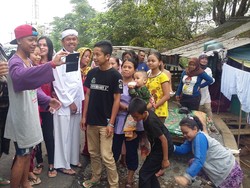 Gaya Blusukan Bupati Dedi ke Desa, dari Diajak Selfie hingga Beri Modal Usaha