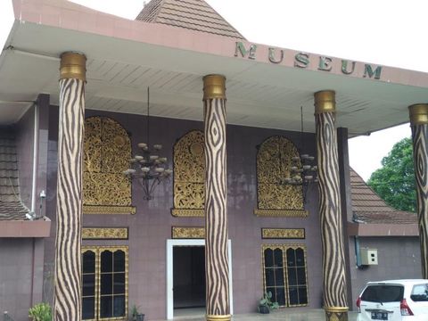 Patung megalitikum di Museum Balaputra Dewa, Palembang