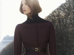 Trik Selebriti Selipkan Rambut ke Dalam Baju untuk Bergaya dengan Bob Palsu