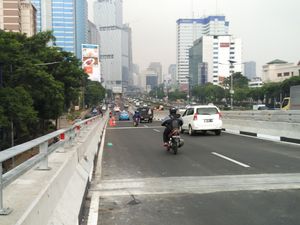 Crossing di Turunan Flyover Kuningan Berpotensi Sebabkan Kemacetan Crossing di Turunan Flyover Kuningan Berpotensi Sebabkan Kemacetan