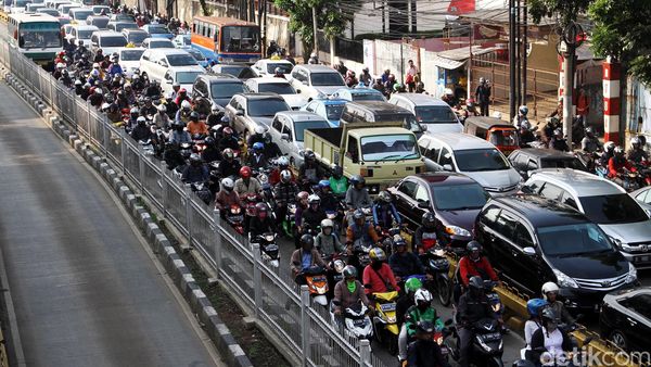 Usai Liburan, Mampang Kembali Macet