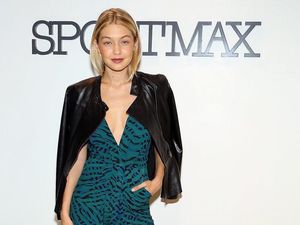 5 Seleb Tampil Stylish dengan Tren Hair Tuck, Selipkan Rambut ke Dalam Baju