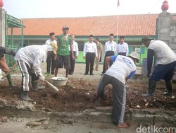 6 Pekerja Lanjutkan Pembongkaran Akses ke MTs Muhammadiyah, Begini Suasananya