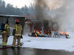 Mobil Terbakar Saat Dicas, Tesla Segera Selidiki Lokasi Pengecasan Baterai