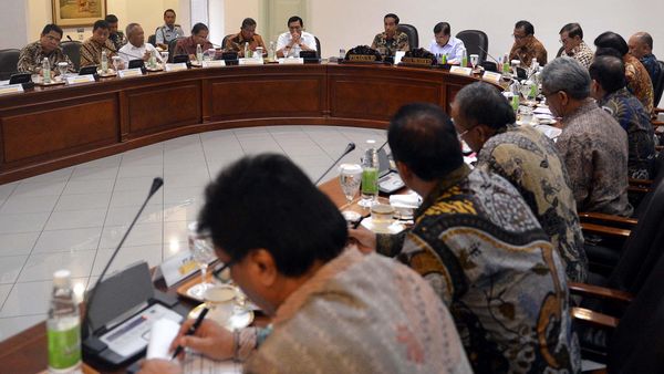 Jokowi Kumpulkan Menteri Bahas Kereta Cepat