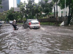 Truk Pelat Merah Kerap Curi Besi Drainase di Dago Bandung