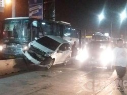 Mobil Tabrak Separator Busway di Depan Halte TransJ Jati Padang