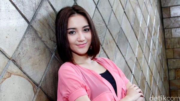 Guys, Erica Putri Manis Banget Berbaju Pink