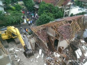 Alat Berat Keruk Reruntuhan Bangunan 3 Rumah yang Ambruk di Girimekar Permai
