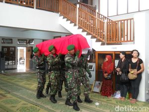 Jenazah Edhi Soenarso Dilepas Secara Militer