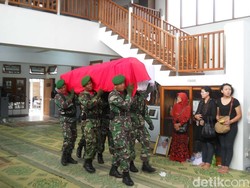 Jenazah Edhi Soenarso Dilepas Secara Militer
