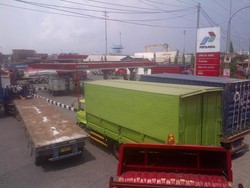 Harga Solar Turun, Sopir Truk Antre di SPBU Surabaya