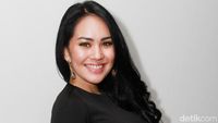 Berbaju Ketat, Kartika Putri Pamer Lekukan Tubuh