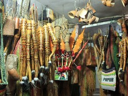Koteka & 4 Suvenir Unik dari Papua