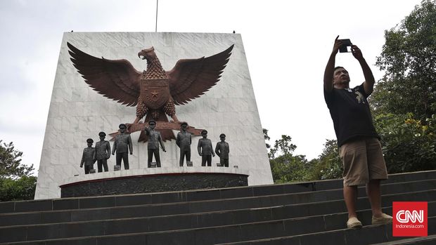 Langkah Zig-zag Jokowi di Tengah Isu Kebangkitan PKI