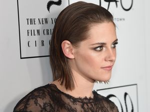 Lewat Clouds of Sils Maria, Kristen Stewart Raih Penghargaan