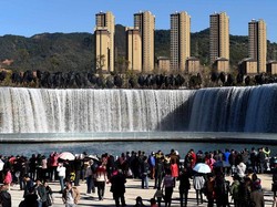 China Kini Punya Air Terjun Buatan Terbesar di Asia