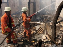 2 Rumah di Duren Sawit Jaktim Terbakar, 1 Orang Terluka Bakar