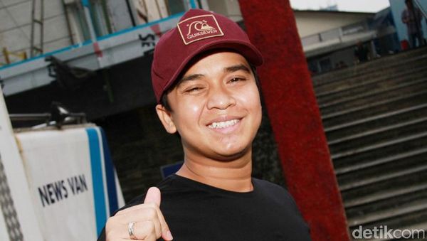 Kasual dengan Celana Merah ala Billy Syahputra