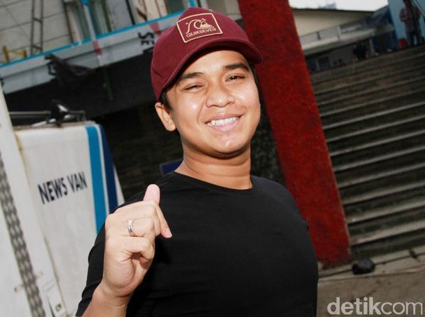 Kasual dengan Celana Merah ala Billy Syahputra